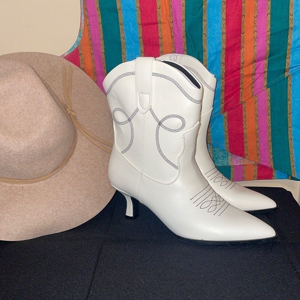 Universal Thread women’s boots 7.5 Jenson off White ankle Western 2” heel NWT